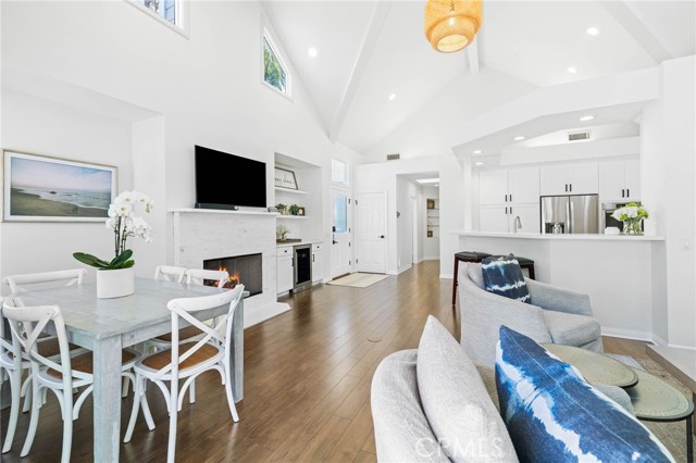 Detail Gallery Image 3 of 22 For 124 Garnet Ave, Newport Beach,  CA 92662 - 4 Beds | 2 Baths