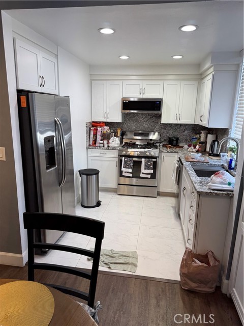 Detail Gallery Image 6 of 25 For 21720 Hart St #9,  Canoga Park,  CA 91303 - 2 Beds | 2 Baths
