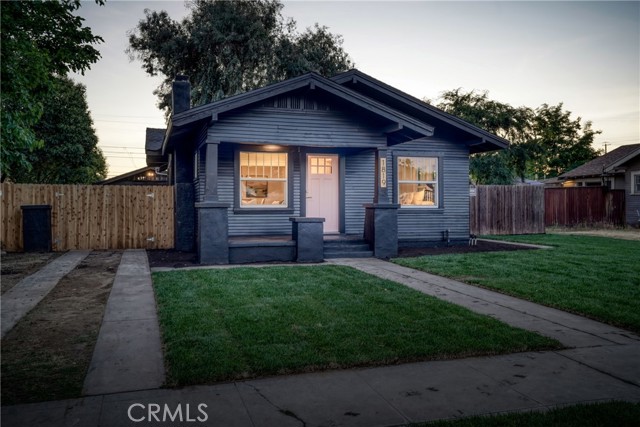 Detail Gallery Image 2 of 25 For 1819 N Vagedes Ave, Fresno,  CA 93705 - 2 Beds | 1 Baths