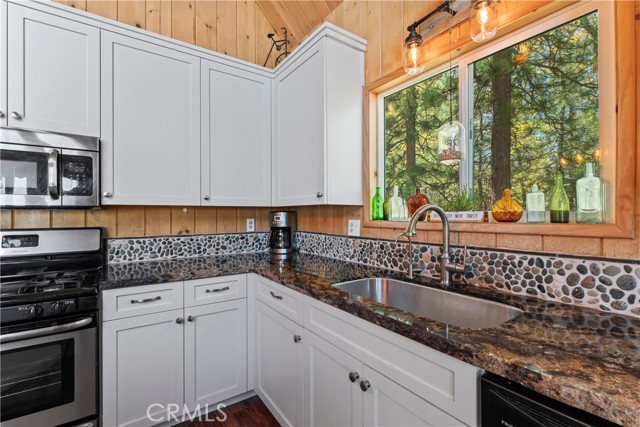 Detail Gallery Image 17 of 45 For 28975 Lassen Dr, Lake Arrowhead,  CA 92352 - 3 Beds | 3 Baths