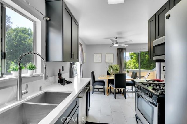 Detail Gallery Image 9 of 51 For 9917 Independence Ave #C,  Chatsworth,  CA 91311 - 2 Beds | 2 Baths