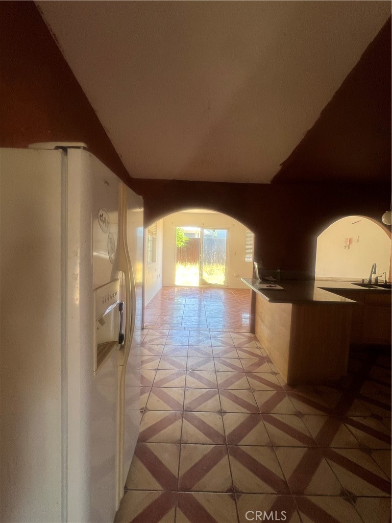 https://media.crmls.org/medias/bc6af5e6-b6d1-4e83-a15e-10815b3c6138.jpg?preset=X-Large