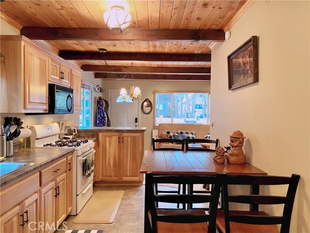 Detail Gallery Image 4 of 11 For 821 W Rainbow Bld, Big Bear City,  CA 92314 - 2 Beds | 1 Baths