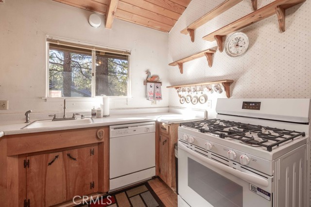Detail Gallery Image 18 of 42 For 41789 Comstock, Big Bear Lake,  CA 92315 - 4 Beds | 2 Baths