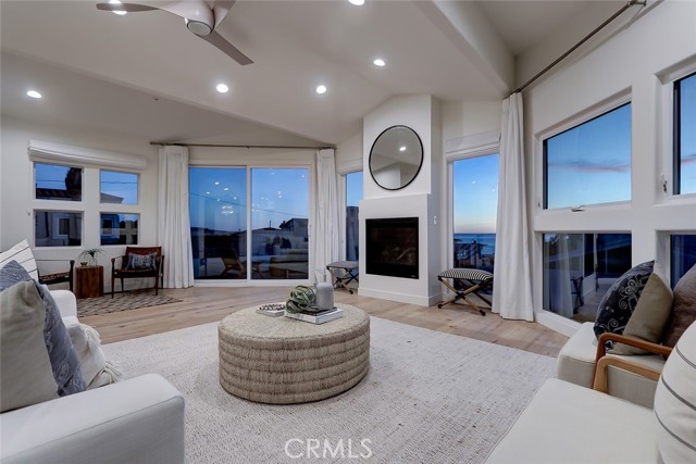 301 2nd Street, Manhattan Beach, California 90266, 3 Bedrooms Bedrooms, ,3 BathroomsBathrooms,Residential,Sold,2nd,SB22006124