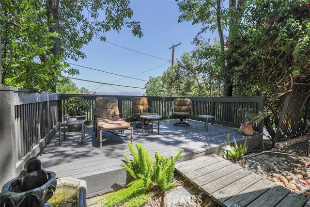 22526 Cass Avenue, Woodland Hills CA: https://media.crmls.org/medias/bc6fa820-7025-453e-bcad-919ac4c19fd2.jpg