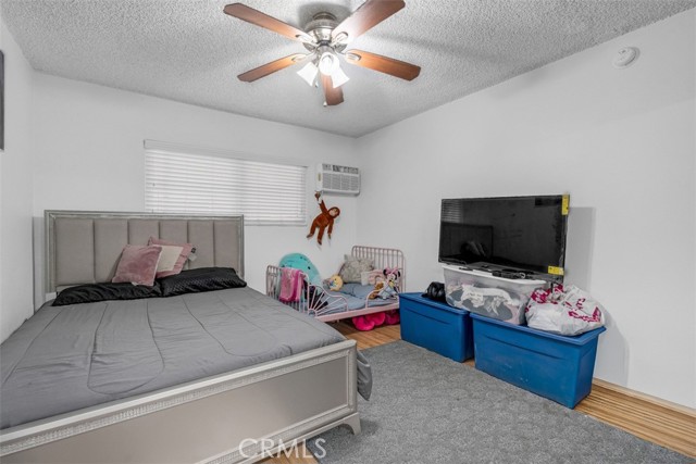 6640 Darby Avenue, Reseda CA: https://media.crmls.org/medias/bc70c82f-ea36-405d-be60-bb817a9b16ef.jpg