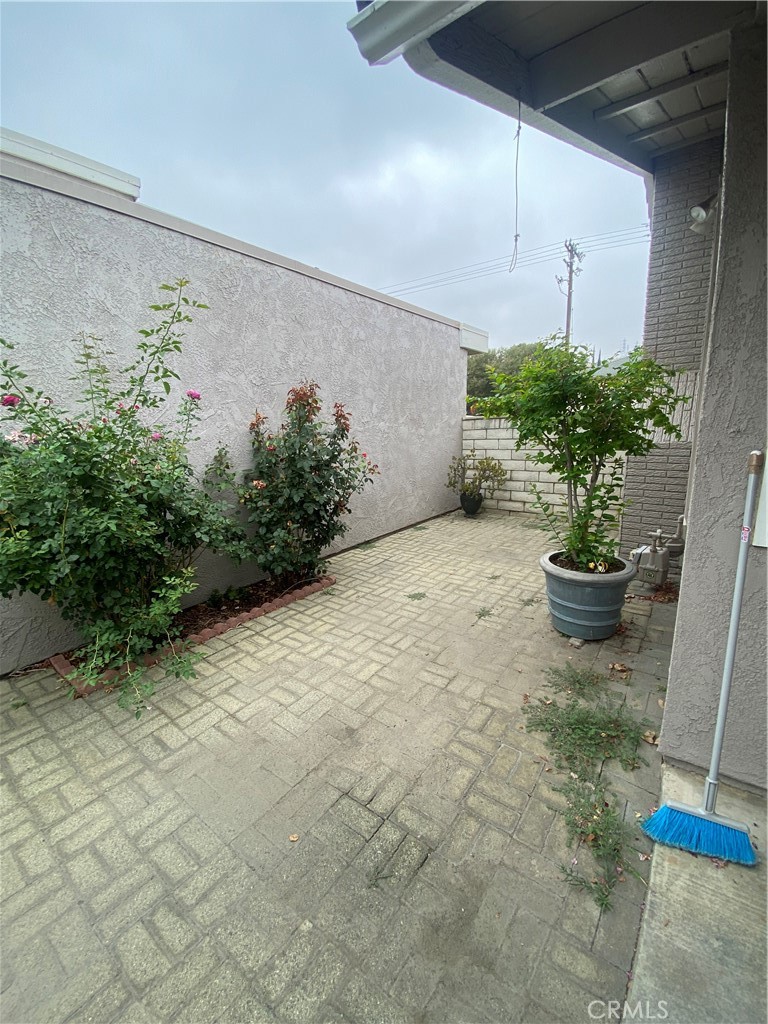 https://media.crmls.org/medias/bc7187a9-3e3a-4f8d-b83a-ea06fd2a8686.jpg?preset=X-Large