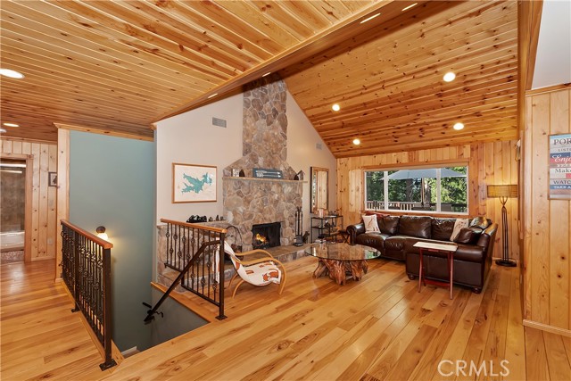 Detail Gallery Image 5 of 60 For 27276 Grizzly Ln, Lake Arrowhead,  CA 92352 - 4 Beds | 2 Baths