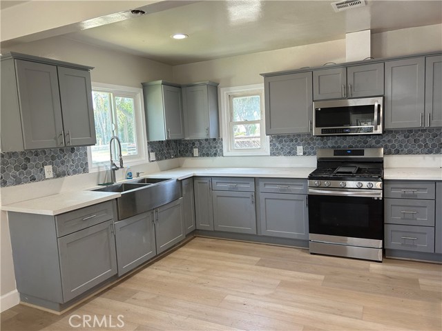 Detail Gallery Image 4 of 15 For 3375 Baltic Ave, Long Beach,  CA 90810 - 3 Beds | 2 Baths