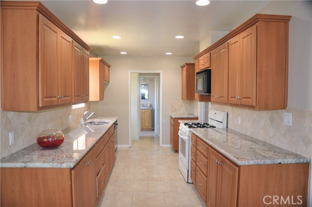 Detail Gallery Image 5 of 29 For 4285 Denver, Montclair,  CA 91763 - 3 Beds | 2 Baths