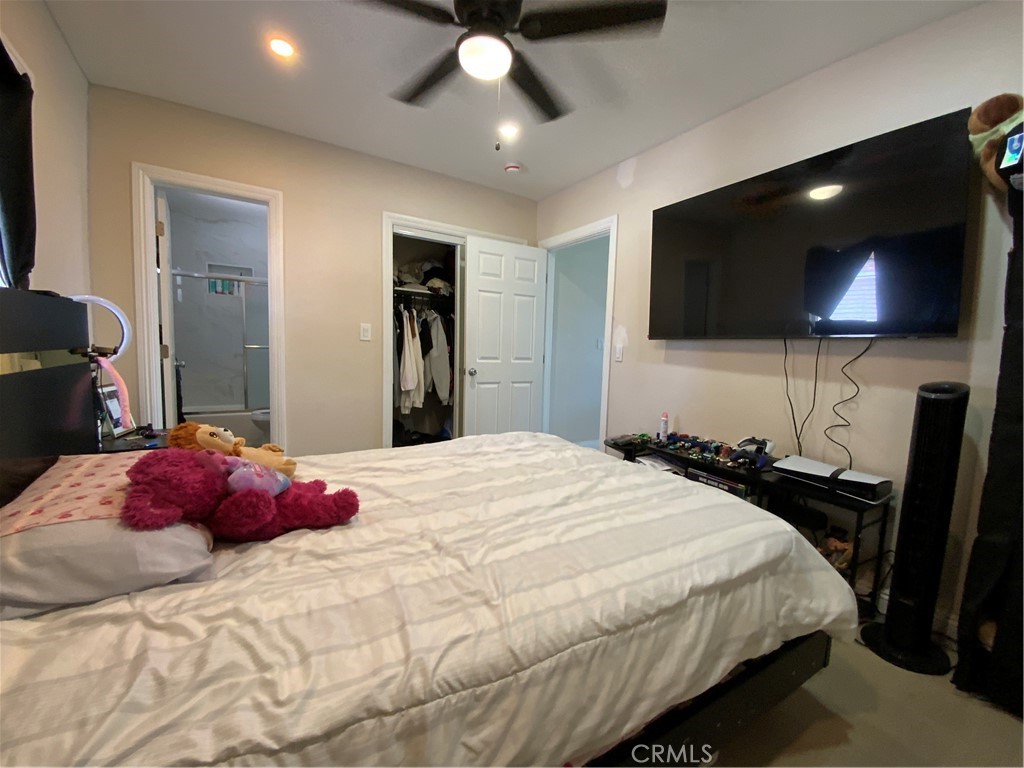 https://media.crmls.org/medias/bc765e61-4e69-4230-ac69-6efe83311711.jpg?preset=X-Large