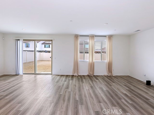 https://media.crmls.org/medias/bc769893-c13b-4bab-b0ca-46116cb1e115.jpg?preset=X-Large