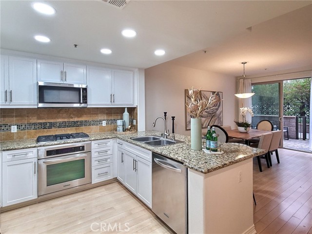 Detail Gallery Image 7 of 34 For 931 E Walnut St #206,  Pasadena,  CA 91106 - 2 Beds | 3 Baths