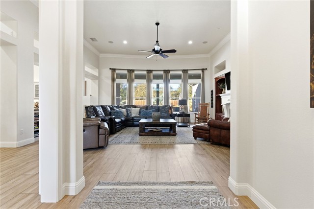 Detail Gallery Image 7 of 66 For 170 W Pioneer Way, Hanford,  CA 93230 - 4 Beds | 3 Baths