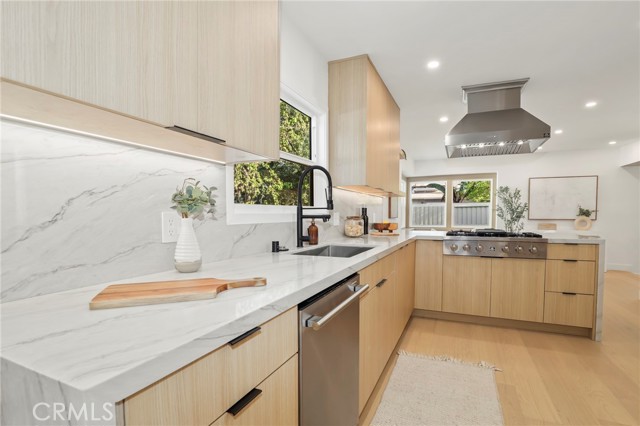 Detail Gallery Image 17 of 47 For 23856 Aetna, Woodland Hills,  CA 91367 - 4 Beds | 3 Baths