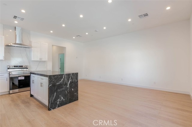 Detail Gallery Image 3 of 17 For 6852 1/2 Ranchito Ave, Van Nuys,  CA 91405 - 2 Beds | 2 Baths