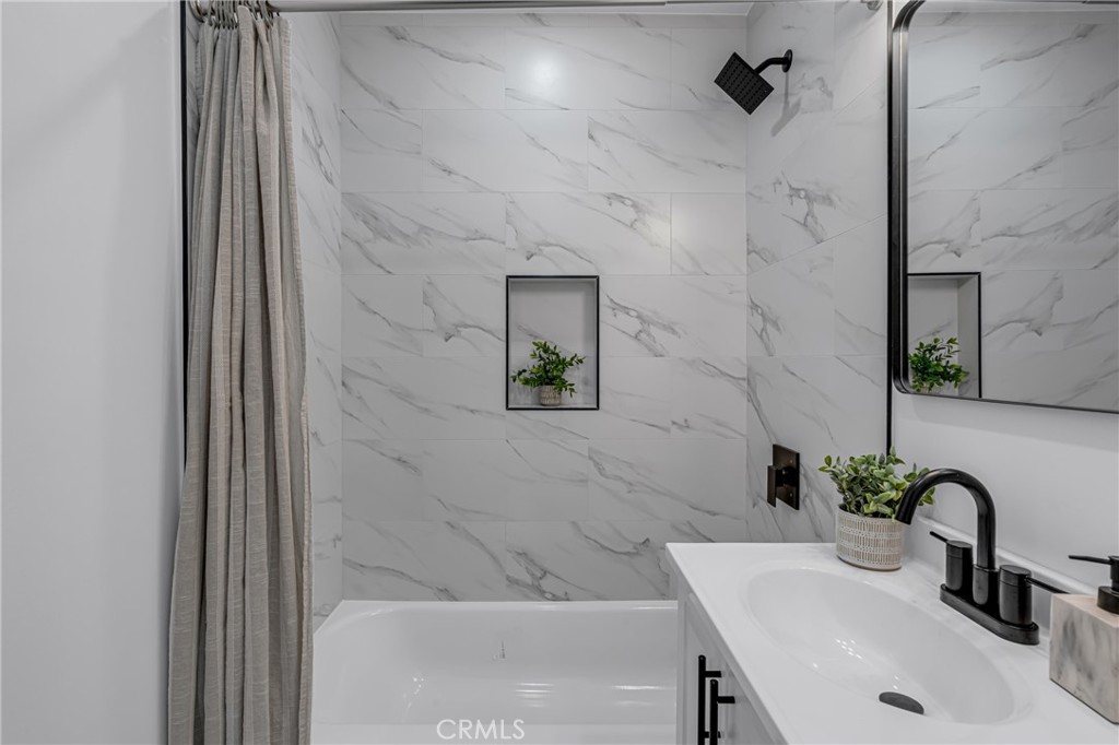 https://media.crmls.org/medias/bc7c1322-6177-46b0-b38d-106de8ea3754.jpg?preset=X-Large