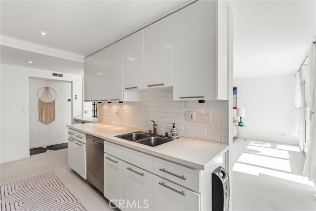 1230 Horn Avenue, West Hollywood CA: https://media.crmls.org/medias/bc7d5d24-ba4c-442c-8b97-e39a85d54c9c.jpg