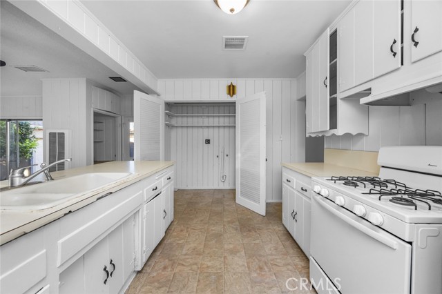 Detail Gallery Image 8 of 46 For 4715 Briercrest, Lakewood,  CA 90713 - 3 Beds | 2 Baths