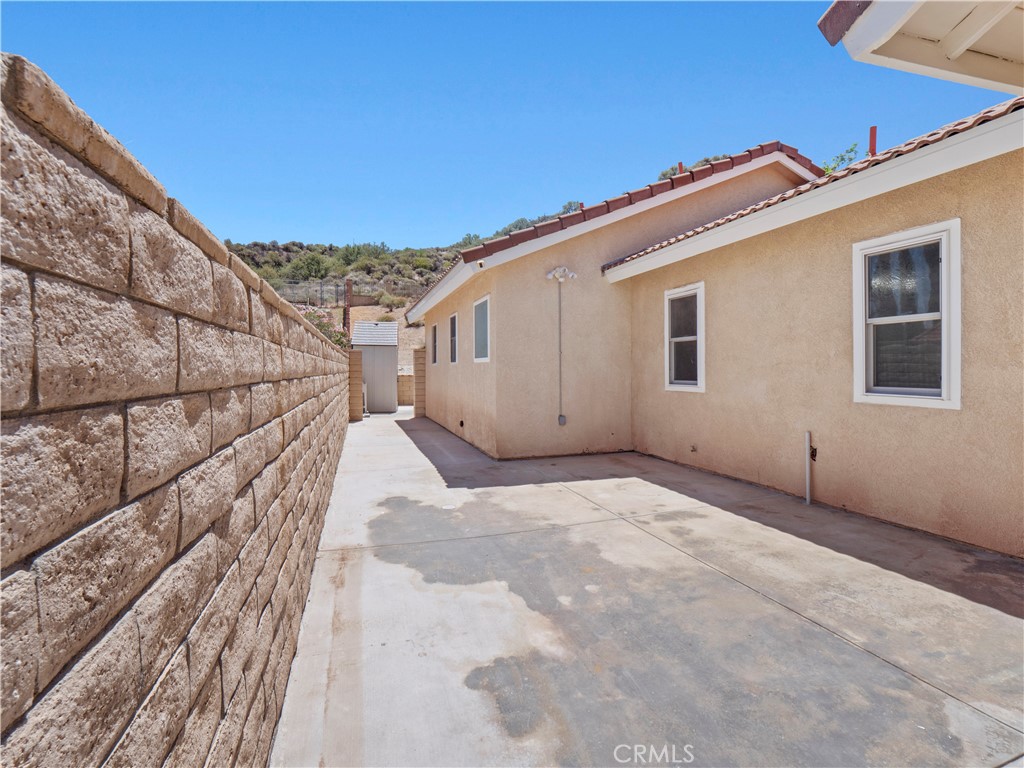 https://media.crmls.org/medias/bc81d60e-3fb4-47e4-a39a-552969a343e9.jpg?preset=X-Large