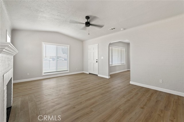 211 E Grangeville Boulevard, Hanford CA: https://media.crmls.org/medias/bc8522e6-e543-45c2-91f7-9c55da7916fc.jpg