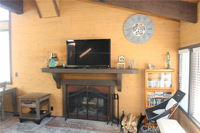 Detail Gallery Image 4 of 23 For 42537 Moonridge Rd, Big Bear Lake,  CA 92315 - 2 Beds | 1/1 Baths