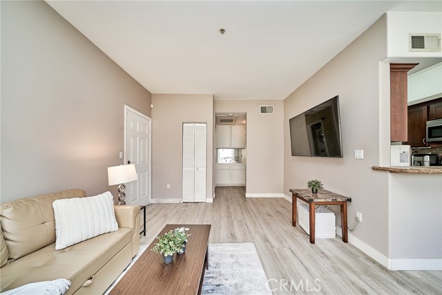 Detail Gallery Image 8 of 30 For 300 E Providencia Ave #211,  Burbank,  CA 91502 - 1 Beds | 1 Baths