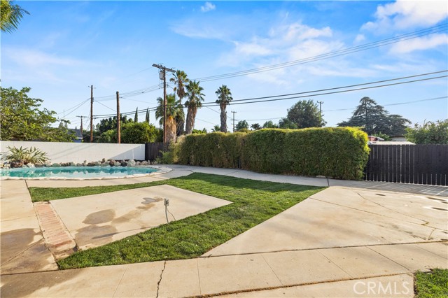 10839 Danube Avenue, Granada Hills CA: https://media.crmls.org/medias/bc902b58-d3ae-4e7e-acba-b73f4758779b.jpg
