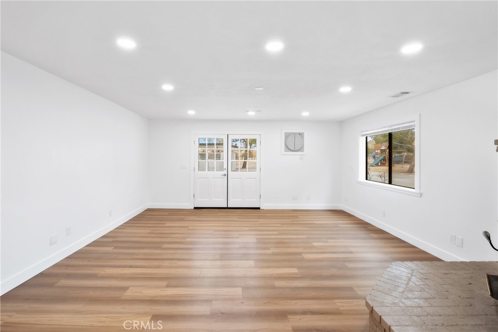 https://media.crmls.org/medias/bc9319cb-5546-4654-b487-3a37e8363b86.jpg?preset=X-Large