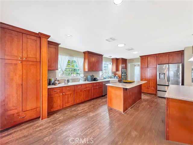 7736 Sugar Drive, Huntington Beach CA: https://media.crmls.org/medias/bc9a4d3e-091e-4d4a-8ac1-f00484b04fb9.jpg