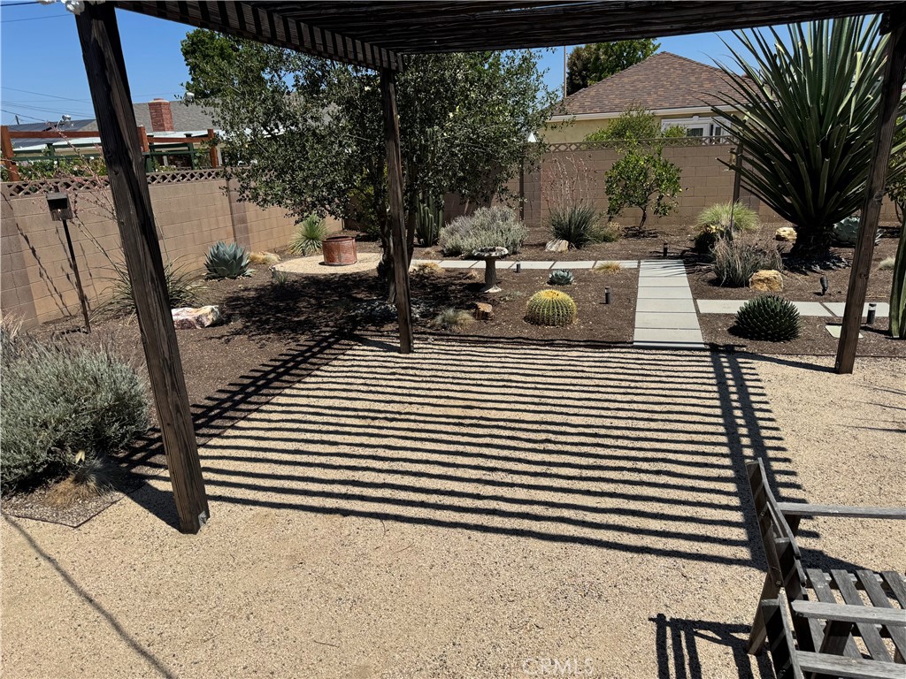 https://media.crmls.org/medias/bc9f217b-59f3-4b6e-b7ff-3151c3496fed.jpg?preset=X-Large