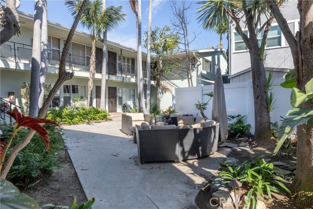 Detail Gallery Image 7 of 42 For 1404 E 1st St #5,  Long Beach,  CA 90802 - 2 Beds | 1 Baths