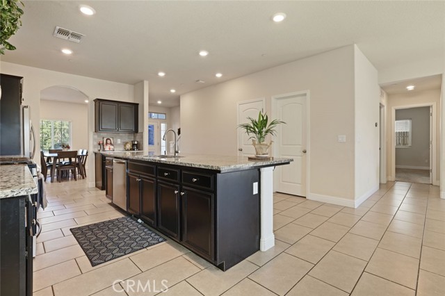 Detail Gallery Image 13 of 53 For 146 Sproul Ct, Merced,  CA 95348 - 6 Beds | 3/1 Baths