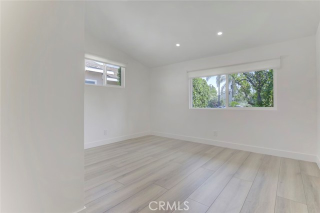 Detail Gallery Image 8 of 14 For 5515 Hermitage Ave, Valley Village,  CA 91607 - 3 Beds | 2 Baths