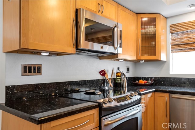 Electric range also has gas hook up option