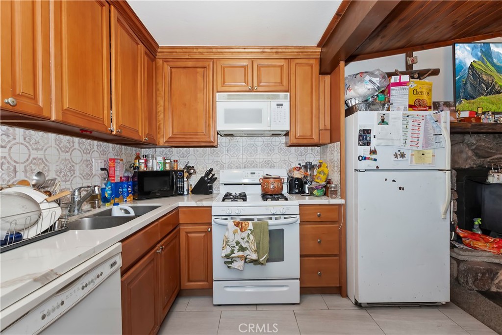 https://media.crmls.org/medias/bcb06505-2fd0-46de-9844-ec11efa8e894.jpg?preset=X-Large