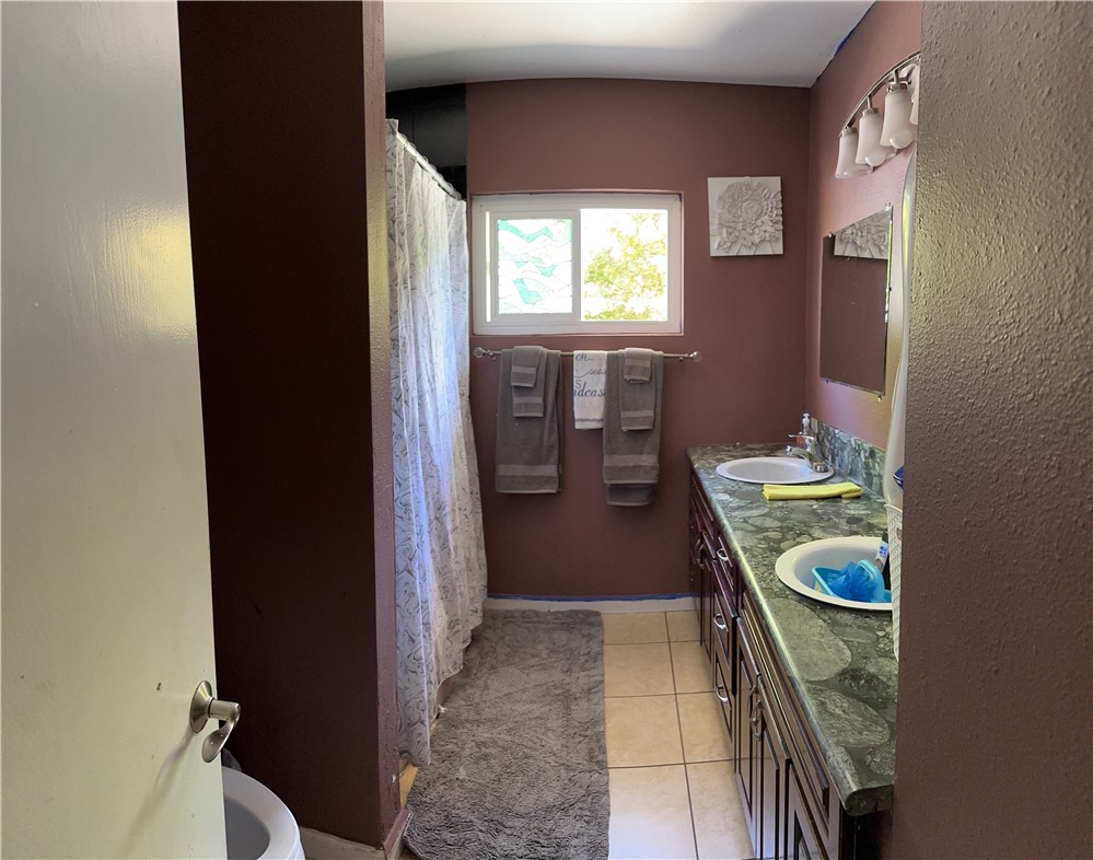 double vanity hall bathroom with tub