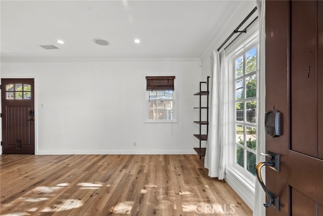 Detail Gallery Image 9 of 33 For 5752 Calhoun Ave, Sherman Oaks,  CA 91401 - 3 Beds | 2 Baths