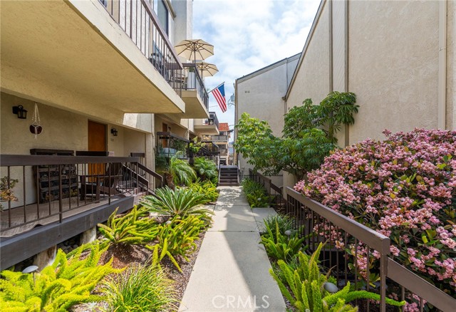 703 4th Street, Hermosa Beach, California 90254, 2 Bedrooms Bedrooms, ,1 BathroomBathrooms,Residential,Sold,4th,SB23070770