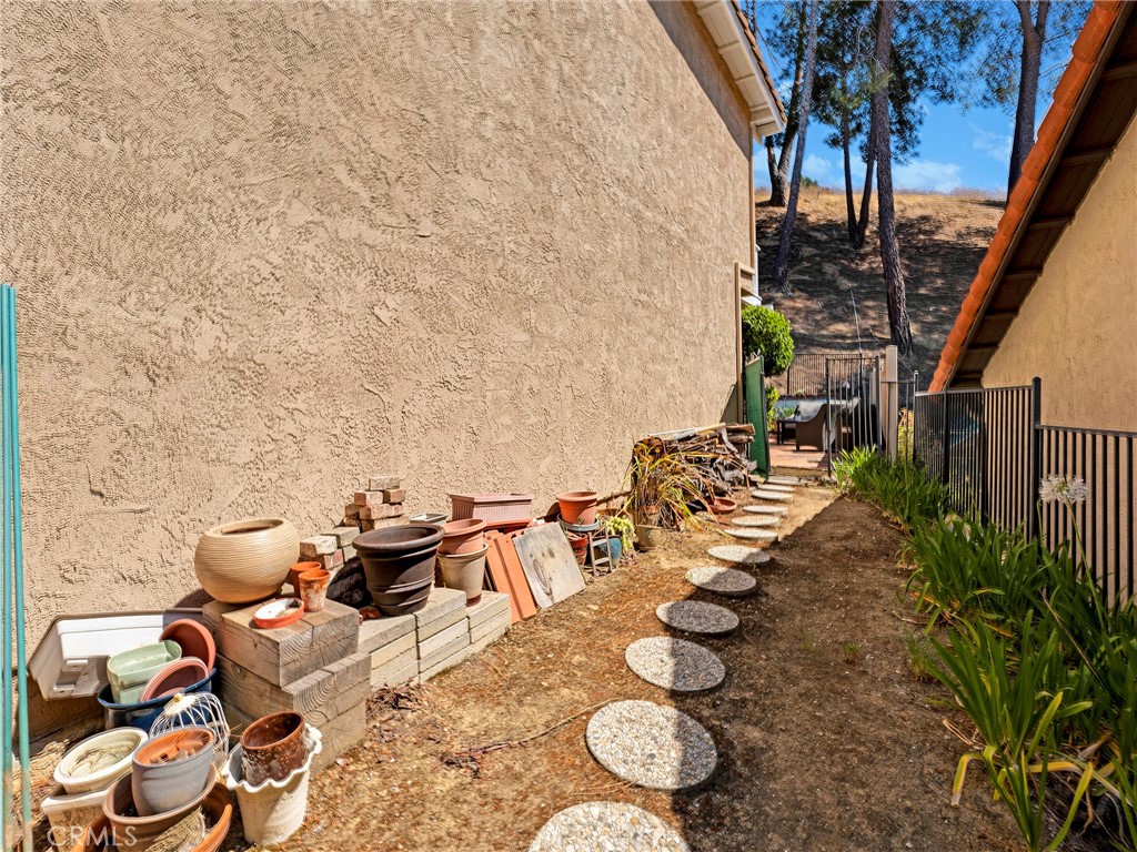 https://media.crmls.org/medias/bcb6d85b-c3b2-4f07-bb9c-b82d785fd488.jpg?preset=X-Large