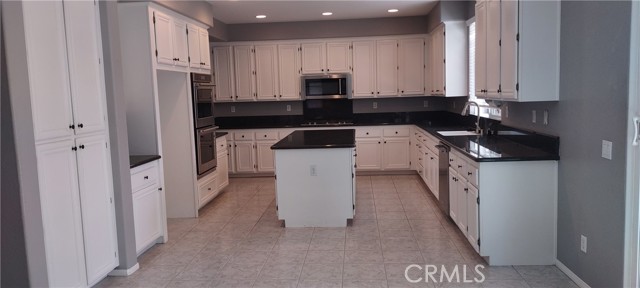 Detail Gallery Image 5 of 6 For 23935 via Alisol, Murrieta,  CA 92562 - 5 Beds | 3 Baths