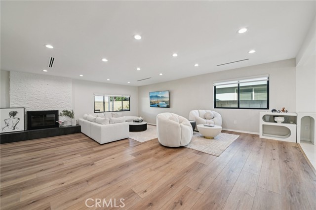 Detail Gallery Image 6 of 31 For 15937 Londelius St, North Hills,  CA 91343 - 3 Beds | 3 Baths