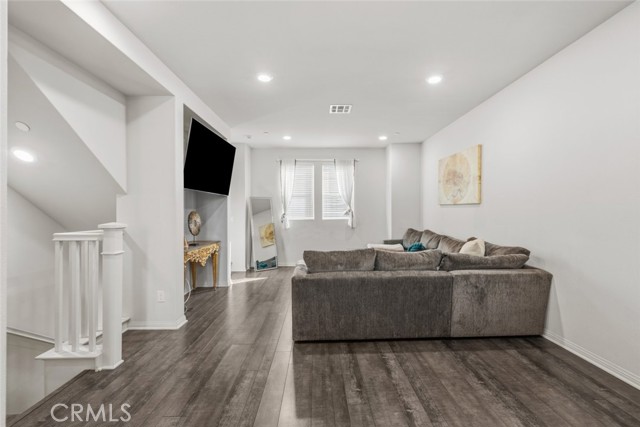 Detail Gallery Image 10 of 47 For 7214 N Chestnut, Van Nuys,  CA 91405 - 2 Beds | 3 Baths