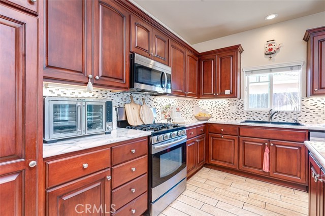 335 E Francis Avenue, La Habra CA: https://media.crmls.org/medias/bcbbcd72-9b29-4d55-b473-06f896d7f524.jpg
