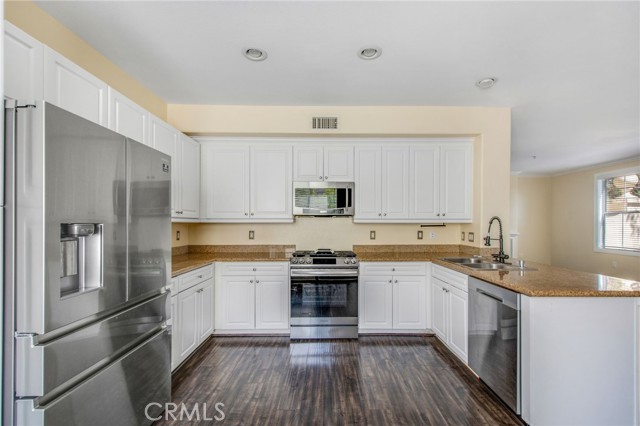 3270 Watermarke Place, Irvine CA: https://media.crmls.org/medias/bcbe57e6-fb5a-4d0a-99d3-6f119d0d39c9.jpg