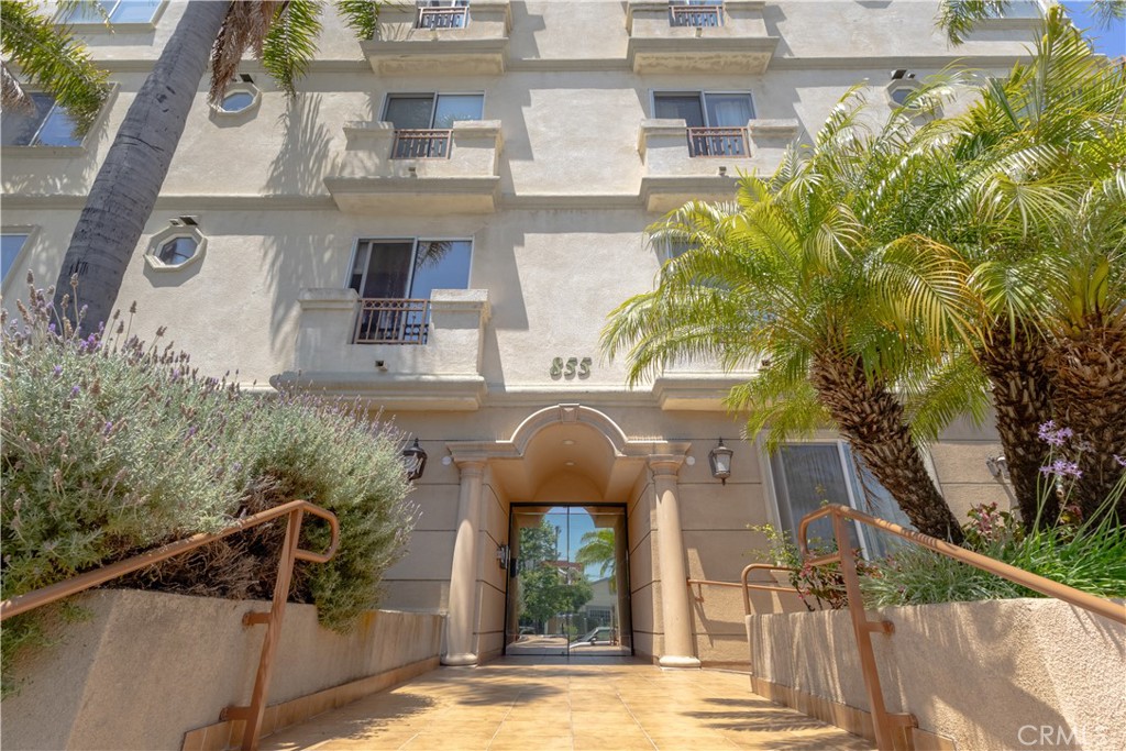 855 Wilcox Avenue #401