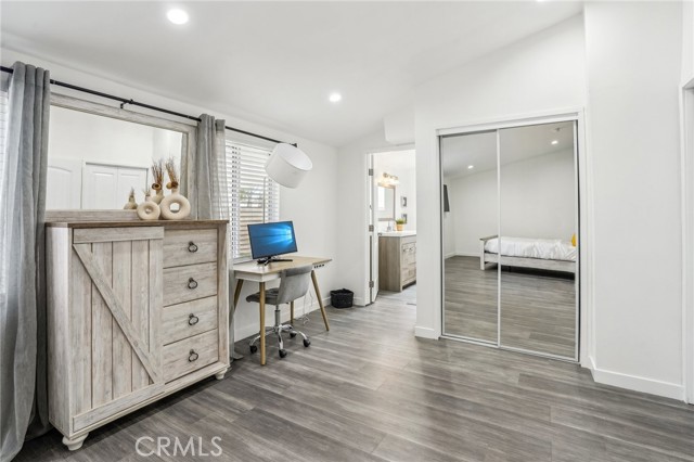 5633 Rawlings Avenue, Woodland Hills CA: https://media.crmls.org/medias/bcc0f8c7-288d-4984-926b-243a3b22f8cc.jpg