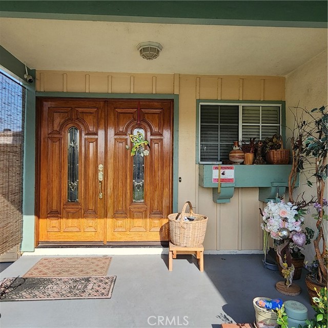 Detail Gallery Image 2 of 16 For 5573 Pueblo Court, Commerce,  CA 90040 - 3 Beds | 2/1 Baths