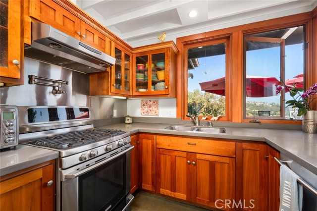 1687 Temple Hills Drive, Laguna Beach CA: https://media.crmls.org/medias/bcc8807f-2f2f-4cf7-adad-e140ce40a2a8.jpg